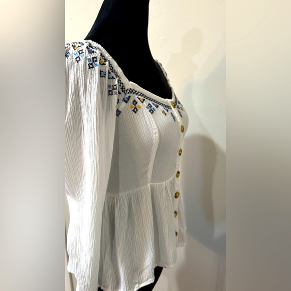 Aeropostale Button-Down embroidery chic Blouse - Size Medium - Picture 6 of 9